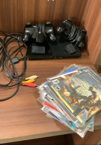 Vendo Ps2 completo com memory card, jogos e manetes originais da sony