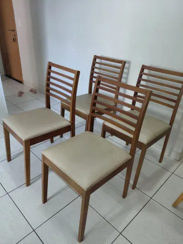 Cadeiras de jantar de madeira