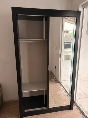 Guarda roupa de solteiro com espelho