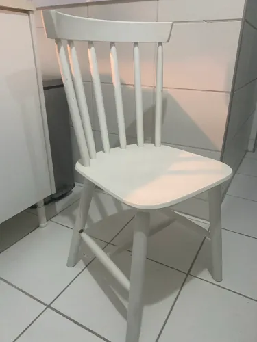 Vende-se cadeira em madeira maciça 
