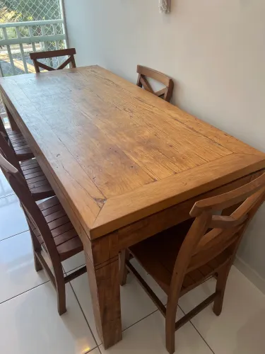 Vendo Mesa em Madeira com 6 cadeiras