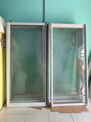 5 portas de vidro com porta fixa