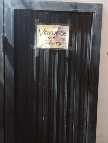 Porta de alumínio preta,estreita e pequena.