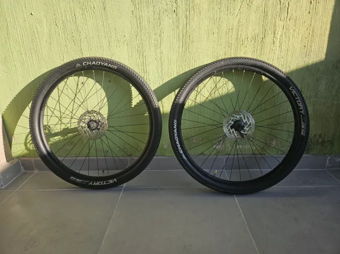 Para de rodas 29 vzan completas. Cubos e discos shimano, raios em aço inox. Pneus Chaoyang