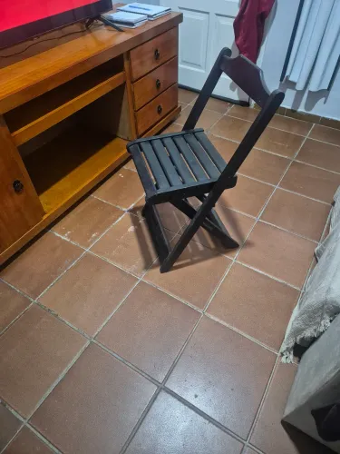 Cadeira de madeira preta