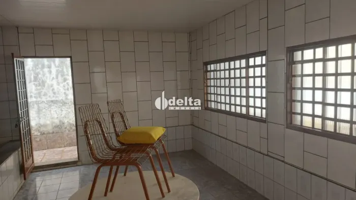 Casa residencial com 02 disponível para locação no bairro Planalto em Uberlândia-MG.