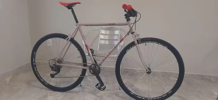 Bicicleta antiga urbana customizada
