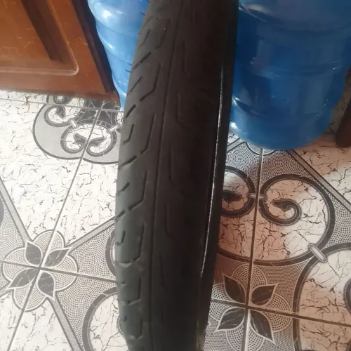 vendo um pneu usado no calor de 100 reais sem câmera aro de 18 da fan 160