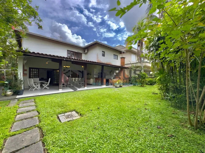 Casa Charmosa com Espaço Gourmet e Muito Verde no Condomínio Granville, Guaruja