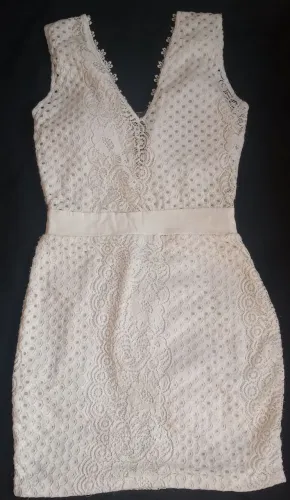 Vestido branco curto e decotado