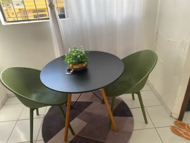 Vendo uma mesa duas cadeiras de excelente material por 470,00