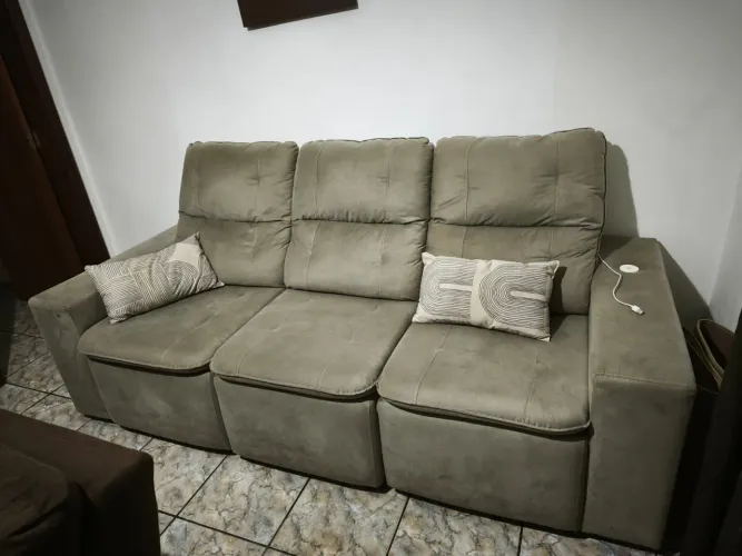Sofá reclinável 03 lugares, com abertura individual das poltronas, em Suede cor cinza.