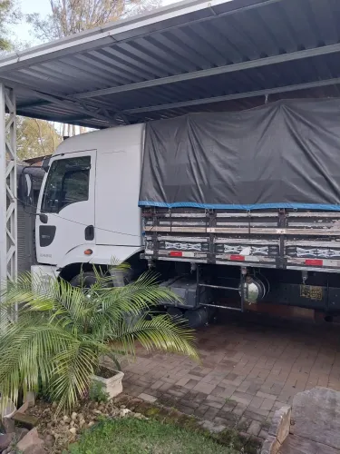 Vende-se um excelente caminhão com baixíssima kilometragem.