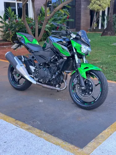 Kawasaki Z400 igual a zero 