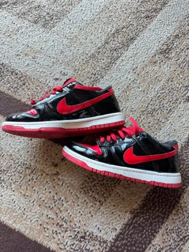 Tênis vermelho e preto 40