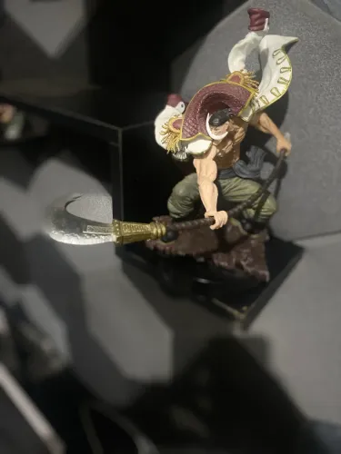 Figure do Edward Newgate (Barba Branca)