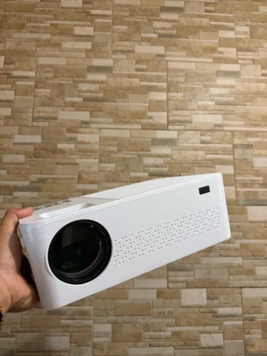 O Projetor Smart Goldentec GT 5500 Lúmens é um projetor multimídia digital