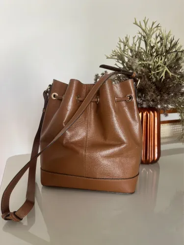 Bolsa saco Schütz marrom
