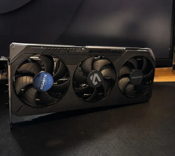 RX 9070 GRE 12GB Gigabyte Gaming OC
