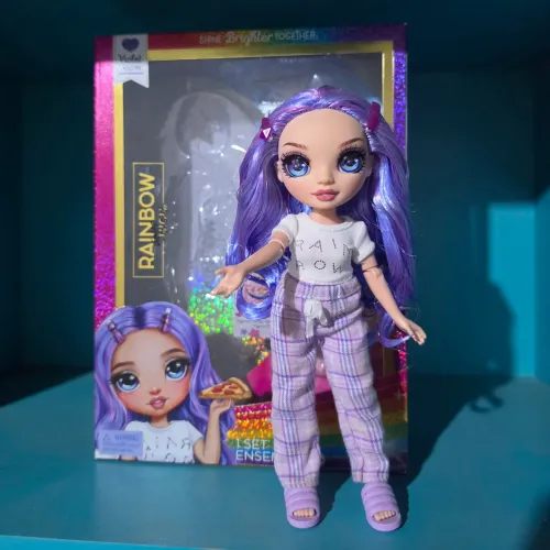 Boneca Viollet Willow Junior Festa do Pijama Rainbow High Incompleta com Caixa