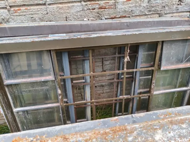 Janelas com grades e vidros
