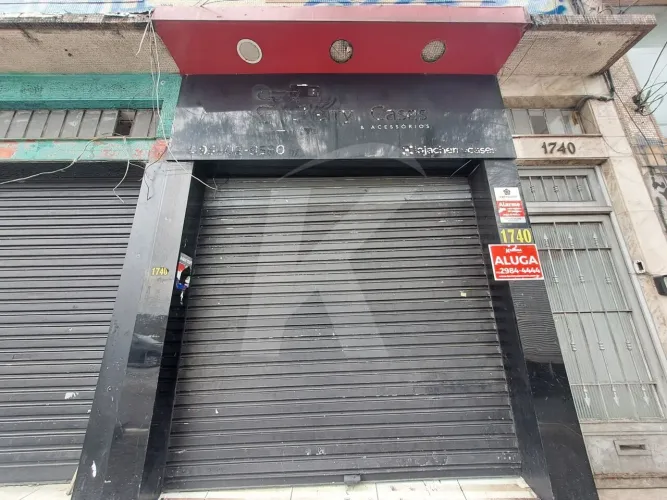 Salão comercial medindo 30 m² com banheiro.