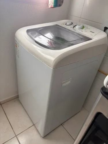 Máquina de lavar Consul com capacidade para 8 kg, em perfeito funcionamento.