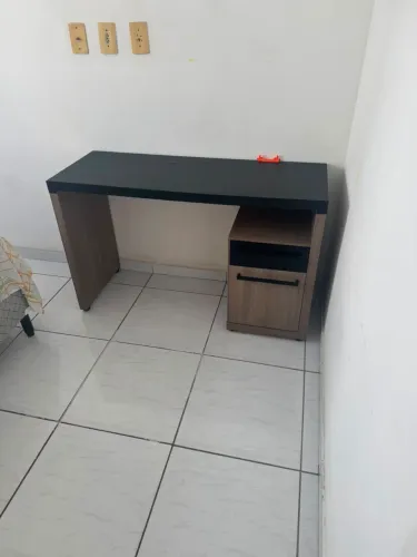 Mesa de estudos em excelente condições