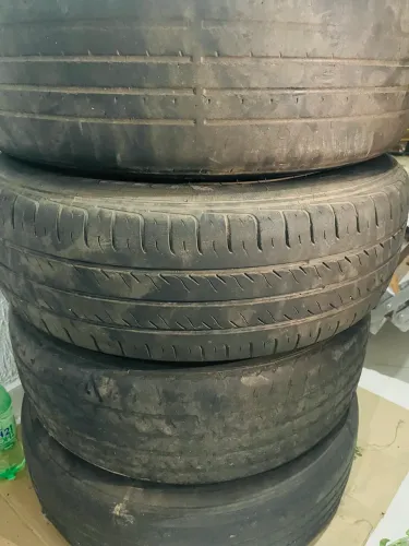 Pneu com aro 15 meia vida, rodas estão intactas sem amassados