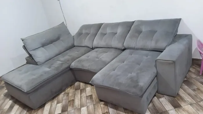 Sofá ótimo em bom estado só tá com um deveito simples chama no ZAP *