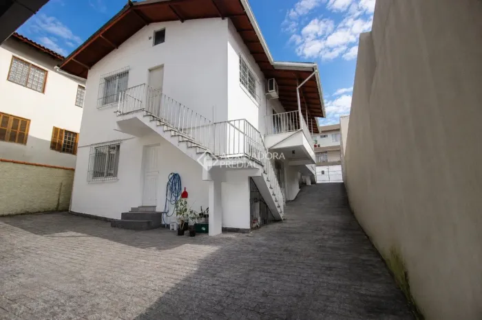 Casa com 8 Quartos e 4 Vagas na Trindade | Próxima à UFSC e Excelente para Investimento