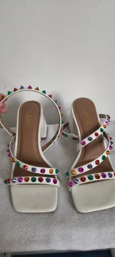 Sandália Pedraria marca Lahe