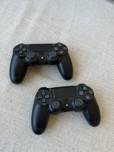 2 controles ORIGINAIS play 4 usados pouquissimas vezes