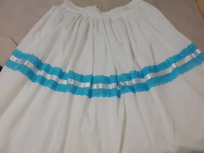 Saia branca com azul. Para umbanda e candomblé.