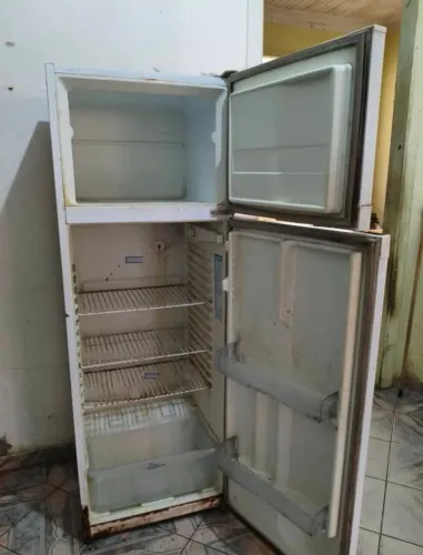 Vendo geladeira com avarias