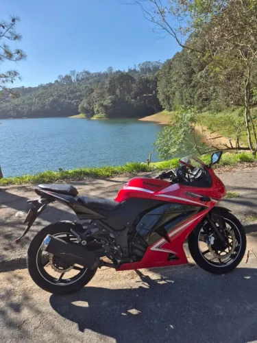 Kawasaki Ninja 250R - Esportiva Linda