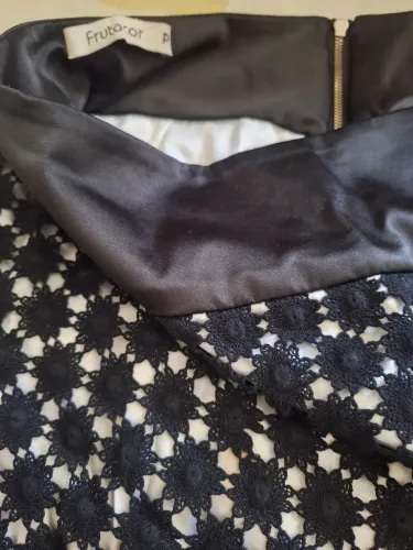Saia preta de renda e cetim tamanho 38 nova sem uso detalhe zíper traseiro<br>