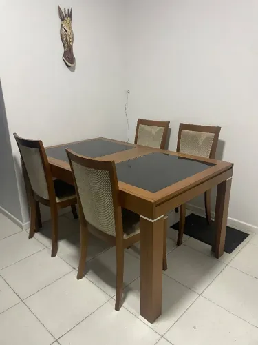 Mesa de jantar em madeira e vidro