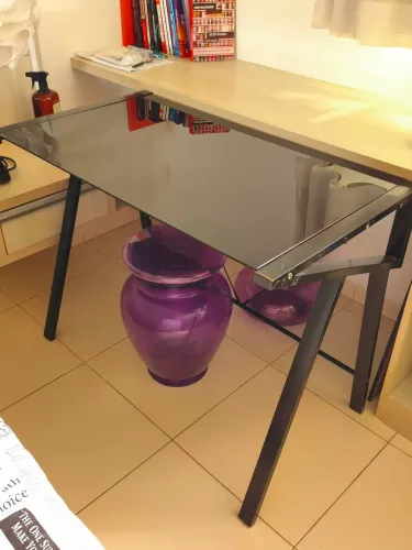 Mesa de Vidro Fumê com Estrutura Preta