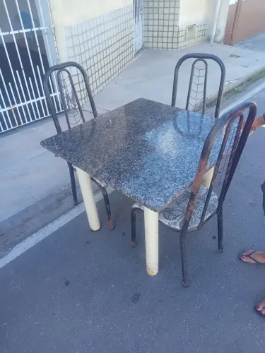 Vendo mesa com 03 cadeiras