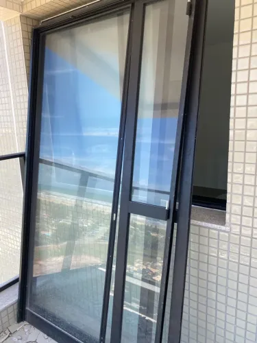 Vendo porta de correr em alumínio retirado de apt entregue recentemente, 2,00m