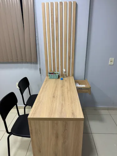 Bancada de Escritório Planejada com Gaveta e Painel Ripado em Madeira