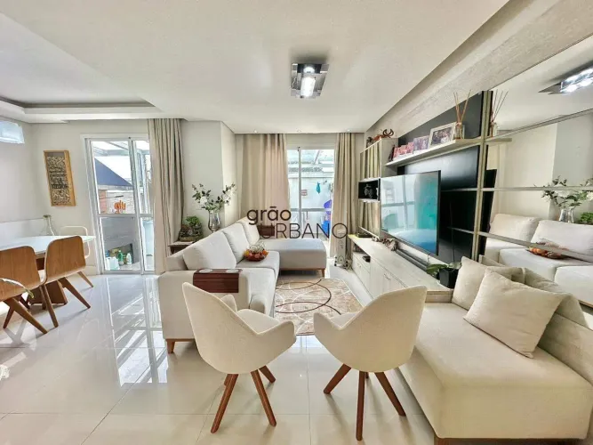 Casa com 3 dormitórios e 252m² privativos, semi mobiliado para locação