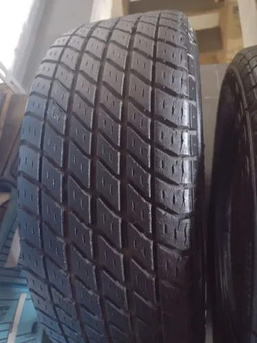 Par de pneus Pirelli P600 de época 195/60 aro 14 