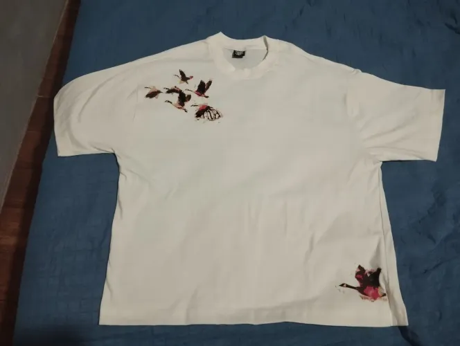 Camisa tá na base "ascended" (NOVA)<br><br>Modelagem Boxy<br><br>Novinha, nunca usada<br><br>119,90R$