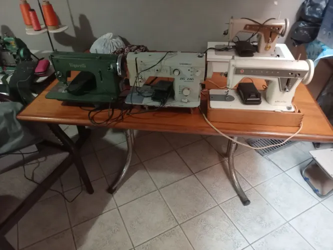 Vendo máquina de costura excelente estado retirar no local