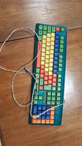 Teclado infantil/educativo antigo com conexao PS/2, em estado muito bom