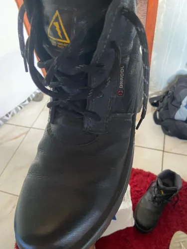 Bota com bico de ferro/Mangueira de cobre.