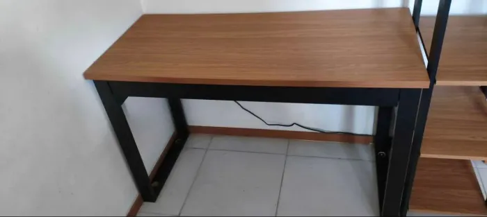 Mesa de escritório e estante