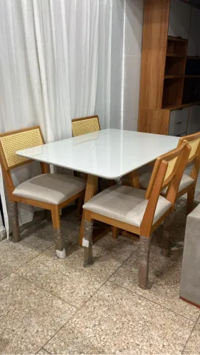 Oportunidade mesa e cadeiras toda maciça novo 
